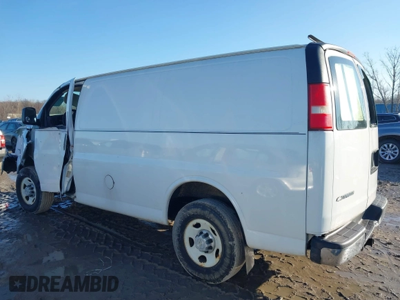 2007 Chevrolet Express Cargo Van with VIN 1GCGG25V571105406, listed as a IAAI auction lot 41176630 with 134,630 mi miles. Bid and sale history available at carsss.com. Image 14.