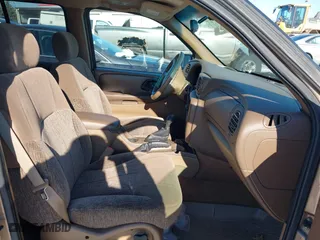 2002 Chevrolet TrailBlazer LS with VIN 1GNDT13S422356784, listed as a IAAI auction lot 41329655 with 122,525 mi miles. Bid and sale history available at carsss.com. Image 5.