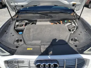 2022 Audi e-tron Premium z VIN WA1AAAGE0NB023860, wystawiony jako Copart lot #57395415 z przebiegiem 52 335 mil mil oraz Nie do naprawy. Historia ofert i sprzedaży dostępna na DreamBid. Obrazek 12.