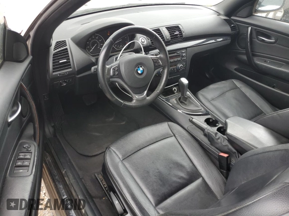 2013 BMW 1 Series 128i z VIN WBAUN1C55DVR01130, wystawiony jako Copart lot #46144235 z przebiegiem 174 491 mil mil oraz Czysty tytuł • Clean title. Historia ofert i sprzedaży dostępna na DreamBid. Obrazek 8.