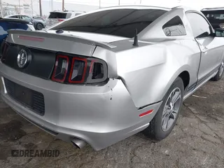 2014 Ford Mustang V6 z VIN 1ZVBP8AM3E5295137, wystawiony jako IAAI lot #42153393 z przebiegiem 154 878 mil mil oraz . Historia ofert i sprzedaży dostępna na DreamBid. Obrazek 6.