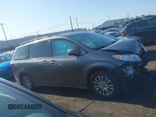 2019 Toyota Sienna XLE Auto Access Seat with VIN 5TDYZ3DC5KS014278, listed as a IAAI auction lot 41767187 with 59,444 mi miles. Bid and sale history available at carsss.com. Image 13.