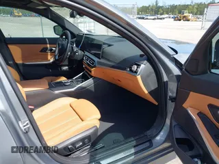 2024 BMW 3 Series 330i z VIN 3MW69FF01R8D92710, wystawiony jako IAAI lot #42320019 z przebiegiem 18 196 mil mil oraz . Historia ofert i sprzedaży dostępna na DreamBid. Obrazek 5.