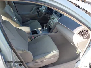 2007 Toyota Camry CE z VIN 4T1BE46K97U714024, wystawiony jako IAAI lot #42416410 z przebiegiem 218 500 mil mil oraz . Historia ofert i sprzedaży dostępna na DreamBid. Obrazek 5.