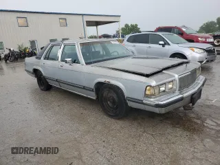 1991 Mercury Grand Marquis z VIN 2MECM75F9MX641760, wystawiony jako Copart lot #59421315 z przebiegiem 47 764 mil mil oraz Czysty tytuł • Clean title. Historia ofert i sprzedaży dostępna na DreamBid. Obrazek 4.