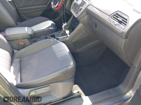 2023 Volkswagen Tiguan SE z VIN 3VVNB7AX5PM064693, wystawiony jako IAAI lot #42033011 z przebiegiem 38 220 mil mil oraz . Historia ofert i sprzedaży dostępna na DreamBid. Obrazek 5.