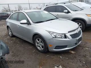 2014 Chevrolet Cruze 1LT z VIN 1G1PC5SB4E7211677, wystawiony jako IAAI lot #42013453 z przebiegiem 141 535 mil mil oraz . Historia ofert i sprzedaży dostępna na DreamBid. Obrazek 1.