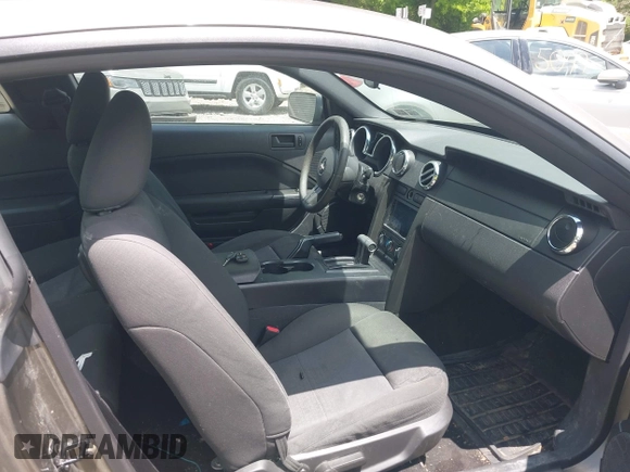2005 Ford Mustang Deluxe z VIN 1ZVFT80N355160005, wystawiony jako IAAI lot #42288228 z przebiegiem 152 140 mil mil oraz . Historia ofert i sprzedaży dostępna na DreamBid. Obrazek 5.