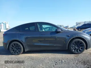 2024 Tesla Model Y z VIN 7SAYGDED8RF158878, wystawiony jako IAAI lot #42514586 z przebiegiem 18 594 mil mil oraz . Historia ofert i sprzedaży dostępna na DreamBid. Obrazek 13.