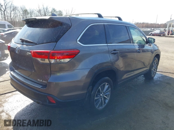 2018 Toyota Highlander SE z VIN 5TDJZRFH0JS549854, wystawiony jako IAAI lot #41771573 z przebiegiem 101 553 mil mil oraz . Historia ofert i sprzedaży dostępna na DreamBid. Obrazek 4.