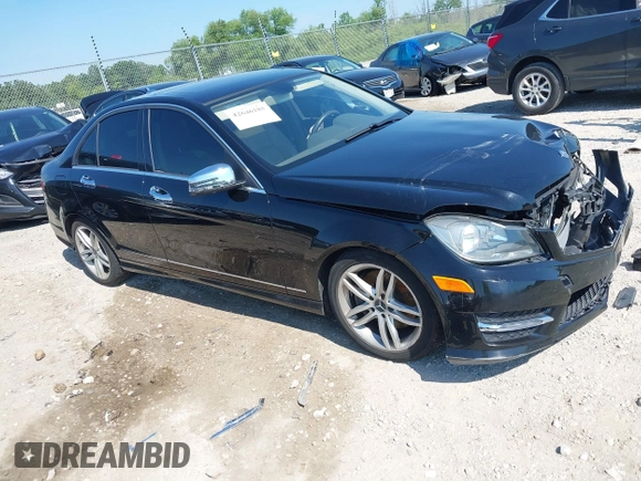 2013 Mercedes-Benz C 300 Sport z VIN WDDGF8AB7DR286299, wystawiony jako IAAI lot #42646185 z przebiegiem 108 569 mil mil oraz . Historia ofert i sprzedaży dostępna na DreamBid. Obrazek 1.