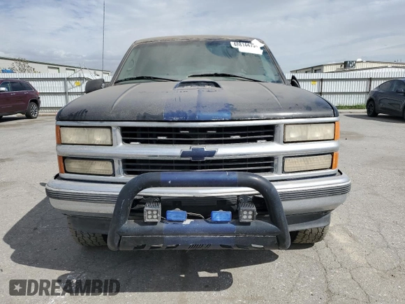 1997 Chevrolet Suburban z VIN 1GNFK16R9VJ309720, wystawiony jako Copart lot #48814475 z przebiegiem 198 109 mil mil oraz Czysty tytuł • Clean title. Historia ofert i sprzedaży dostępna na DreamBid. Obrazek 5.