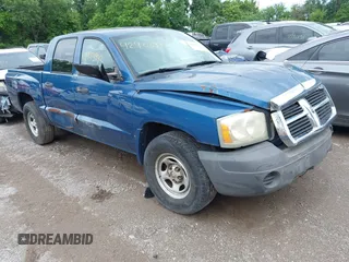 2006 Dodge Dakota ST z VIN 1D7HE28K96S533392, wystawiony jako IAAI lot #42403943 z przebiegiem 114 110 mil mil oraz . Historia ofert i sprzedaży dostępna na DreamBid. Obrazek 1.
