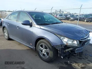 2014 Chevrolet Cruze 1LT z VIN 1G1PC5SB9E7450349, wystawiony jako IAAI lot #41742885 z przebiegiem 158 063 mil mil oraz . Historia ofert i sprzedaży dostępna na DreamBid. Obrazek 1.