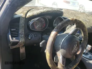 2011 Audi R8 5.2L z VIN WUAANAFG8BN000143, wystawiony jako Copart lot #74799504 z przebiegiem Nie podano mil oraz Szkoda całkowita • Salvage title. Historia ofert i sprzedaży dostępna na DreamBid. Obrazek 9.