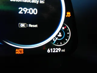 2020 Hyundai Sonata SEL z VIN 5NPEF4JA0LH034840, wystawiony jako IAAI lot #35980066 z przebiegiem 61 229 mil mil oraz . Historia ofert i sprzedaży dostępna na DreamBid. Obrazek 7.