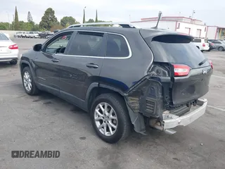 2017 Jeep Cherokee Latitude z VIN 1C4PJLCB6HW668128, wystawiony jako IAAI lot #42825498 z przebiegiem 110 951 mil mil oraz . Historia ofert i sprzedaży dostępna na DreamBid. Obrazek 3.