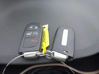 2014 Jeep Cherokee Latitude z VIN 1C4PJMCS4EW127709, wystawiony jako IAAI lot #42002110 z przebiegiem 51 574 mil mil oraz . Historia ofert i sprzedaży dostępna na DreamBid. Obrazek 11.