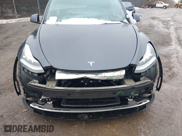 2022 Tesla Model Y Long Range z VIN 7SAYGDEE9NF331410, wystawiony jako IAAI lot #41580172 z przebiegiem 81 794 mil mil oraz . Historia ofert i sprzedaży dostępna na DreamBid. Obrazek 10.