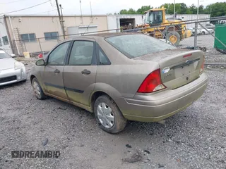 2003 Ford Focus LX z VIN 1FAFP33P83W271153, wystawiony jako IAAI lot #42360855 z przebiegiem 178 711 mil mil oraz . Historia ofert i sprzedaży dostępna na DreamBid. Obrazek 3.