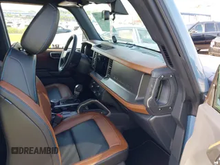 2024 Ford Bronco Outer Banks z VIN 1FMDE8BH3RLB41205, wystawiony jako IAAI lot #42558633 z przebiegiem 1 457 mil mil oraz . Historia ofert i sprzedaży dostępna na DreamBid. Obrazek 5.