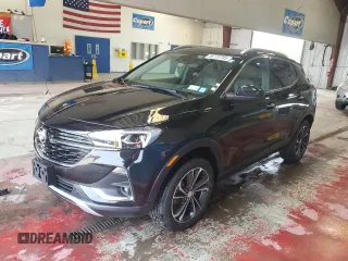 2021 Buick Encore GX Essence z VIN KL4MMGSL9MB182081, wystawiony jako Copart lot #58720765 z przebiegiem 37 646 mil mil oraz Szkoda całkowita • Salvage title. Historia ofert i sprzedaży dostępna na DreamBid. Obrazek 1.