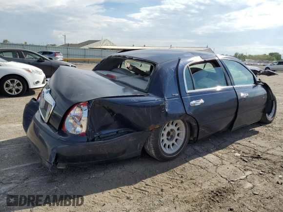 2001 Lincoln Town Car Signature z VIN 1LNHM82W81Y634842, wystawiony jako Copart lot #56839175 z przebiegiem Nie podano mil oraz Szkoda całkowita • Salvage title. Historia ofert i sprzedaży dostępna na DreamBid. Obrazek 3.