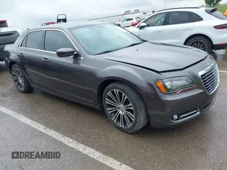 2014 Chrysler 300 S z VIN 2C3CCABG2EH144287, wystawiony jako IAAI lot #42214282 z przebiegiem 67 941 mil mil oraz . Historia ofert i sprzedaży dostępna na DreamBid. Obrazek 1.