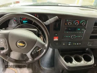 2021 Chevrolet Express Cargo z VIN 1GCWGAFP5M1201537, wystawiony jako IAAI lot #42642579 z przebiegiem 96 732 mil mil oraz . Historia ofert i sprzedaży dostępna na DreamBid. Obrazek 6.