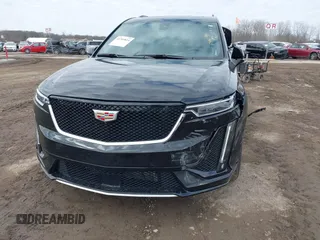 2024 Cadillac XT6 AWD Sport z VIN 1GYKPHRS8RZ750238, wystawiony jako IAAI lot #41769814 z przebiegiem 3600 mil mil oraz . Historia ofert i sprzedaży dostępna na DreamBid. Obrazek 20.