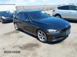 2013 BMW 3 Series 328i z VIN WBA3A5C51DF602498, wystawiony jako IAAI lot #42784440 z przebiegiem 56 349 mil mil oraz . Historia ofert i sprzedaży dostępna na DreamBid. Obrazek 1.