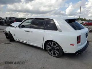 2022 Rolls-Royce Cullinan z VIN SLATV4C09NU210833, wystawiony jako Copart lot #86283314 z przebiegiem 6 301 mil mil oraz Nie do naprawy • Non repairable. Historia ofert i sprzedaży dostępna na DreamBid. Obrazek 2.