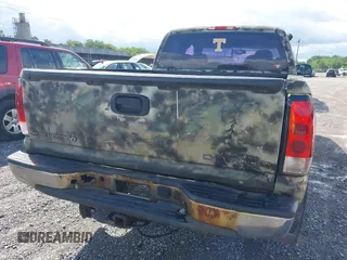 2005 Chevrolet Silverado 1500 Work Truck z VIN 1GCEK19V15Z101751, wystawiony jako IAAI lot #42387202 z przebiegiem 332 808 mil mil oraz . Historia ofert i sprzedaży dostępna na DreamBid. Obrazek 16.