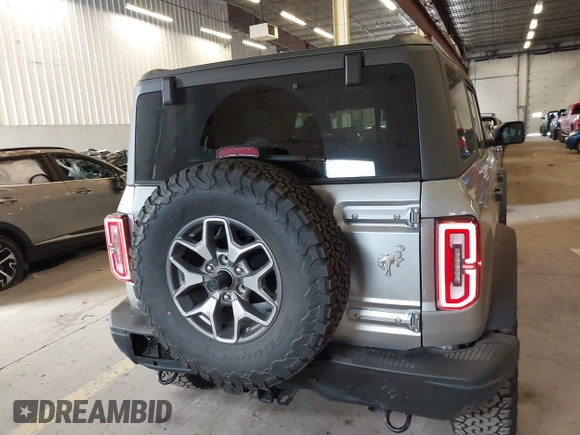 2024 Ford Bronco Badlands z VIN 1FMEE9BP6RLA08116, wystawiony jako IAAI lot #41837206 z przebiegiem 7807 mil mil oraz . Historia ofert i sprzedaży dostępna na DreamBid. Obrazek 16.