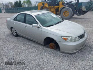2002 Toyota Camry XLE z VIN 4T1BF30K42U511485, wystawiony jako IAAI lot #41942956 z przebiegiem 319 070 mil mil oraz . Historia ofert i sprzedaży dostępna na DreamBid. Obrazek 1.