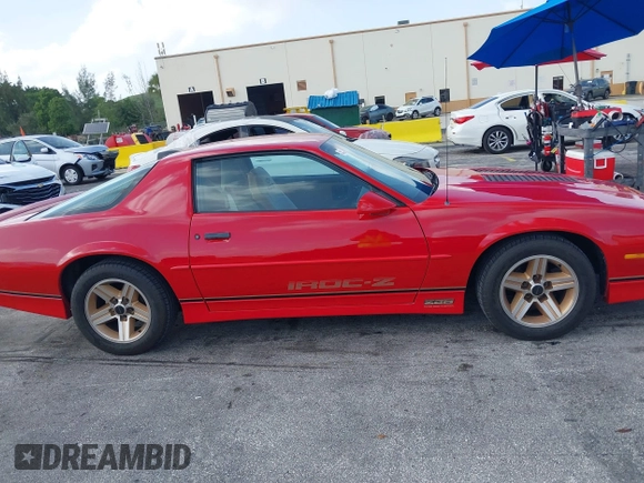 1986 Chevrolet Camaro Z28 Sport z VIN 1G1FP87F3GL117622, wystawiony jako IAAI lot #42837661 z przebiegiem 71 765 mil mil oraz . Historia ofert i sprzedaży dostępna na DreamBid. Obrazek 13.