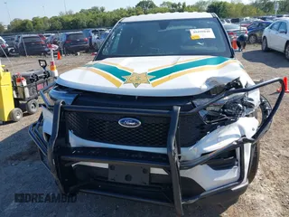 2022 Ford Police Interceptor Utility z VIN 1FM5K8AB2NGA02664, wystawiony jako IAAI lot #40499840 z przebiegiem 7 067 mil mil oraz . Historia ofert i sprzedaży dostępna na DreamBid. Obrazek 12.