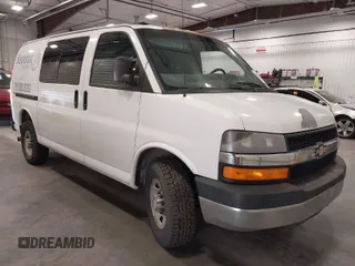 2008 Chevrolet City Express Cargo z VIN 1GCGG25K681166965, wystawiony jako IAAI lot #42053001 z przebiegiem 346 062 mil mil oraz . Historia ofert i sprzedaży dostępna na DreamBid. Obrazek 1.