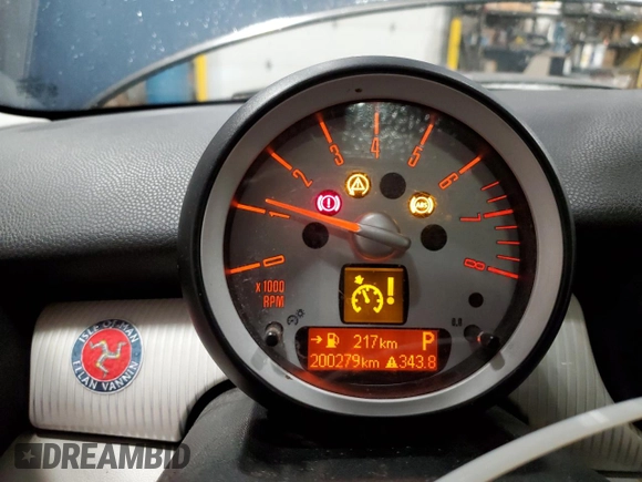 2010 MINI Hardtop z VIN WMWMF3C55ATZ67130, wystawiony jako Copart lot #51225575 z przebiegiem 200 279 mil mil oraz Szkoda całkowita • Salvage title. Historia ofert i sprzedaży dostępna na DreamBid. Obrazek 9.