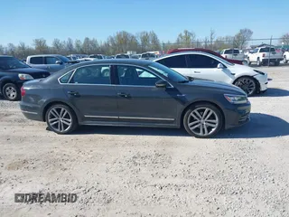 2017 Volkswagen Passat R-Line z VIN 1VWDT7A31HC050245, wystawiony jako IAAI lot #41981476 z przebiegiem 114 246 mil mil oraz . Historia ofert i sprzedaży dostępna na DreamBid. Obrazek 13.