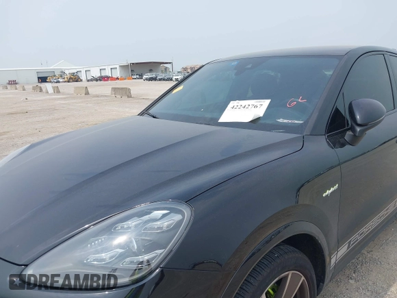 2020 Porsche Cayenne E-Hybrid z VIN WP1BE2AY6LDA55011, wystawiony jako IAAI lot #42242767 z przebiegiem 41 568 mil mil oraz . Historia ofert i sprzedaży dostępna na DreamBid. Obrazek 6.