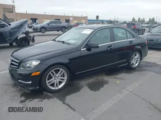 2013 Mercedes-Benz C 250 Sport z VIN WDDGF4HB6DA783387, wystawiony jako IAAI lot #42169798 z przebiegiem 69 168 mil mil oraz . Historia ofert i sprzedaży dostępna na DreamBid. Obrazek 2.