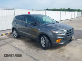 2018 Ford Escape S z VIN 1FMCU0F79JUB86424, wystawiony jako IAAI lot #42501863 z przebiegiem 97 117 mil mil oraz . Historia ofert i sprzedaży dostępna na DreamBid. Obrazek 1.