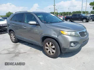 2012 Kia Sorento LX z VIN 5XYKT3A69CG214682, wystawiony jako IAAI lot #42243166 z przebiegiem 125 323 mil mil oraz . Historia ofert i sprzedaży dostępna na DreamBid. Obrazek 1.