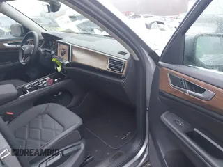 2024 Volkswagen Atlas SE z VIN 1V2HR2CA5RC573575, wystawiony jako IAAI lot #41508927 z przebiegiem 2 647 mil mil oraz . Historia ofert i sprzedaży dostępna na DreamBid. Obrazek 5.