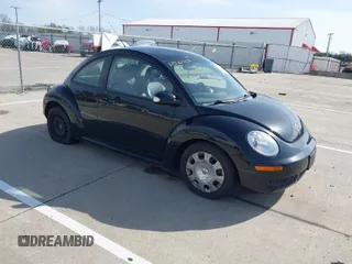 2010 Volkswagen New Beetle Coupe with VIN 3VWPW3AG0AM021811, listed as a IAAI auction lot 41941708 with 121,255 mi miles. Bid and sale history available at carsss.com. Image 1.
