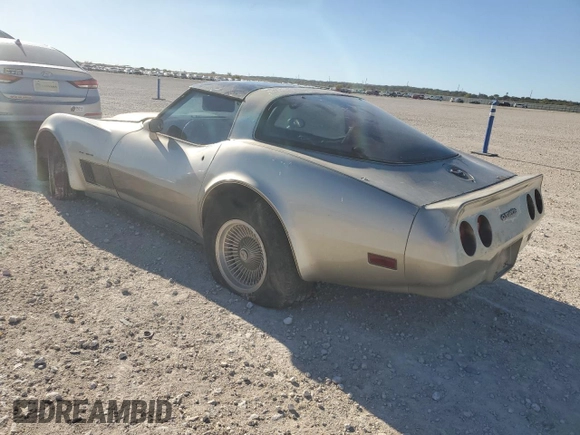 1982 Chevrolet Corvette z VIN 1G1AY0789C5114023, wystawiony jako Copart lot #81770764 z przebiegiem 3726 mil mil oraz Czysty tytuł • Clean title. Historia ofert i sprzedaży dostępna na DreamBid. Obrazek 2.