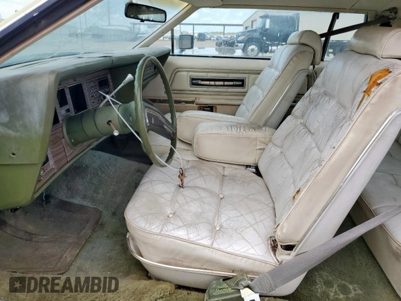 1975 Lincoln Continental z VIN 5Y89A889209, wystawiony jako Copart lot #64262235 z przebiegiem 86 783 mil mil oraz Czysty tytuł • Clean title. Historia ofert i sprzedaży dostępna na DreamBid. Obrazek 7.