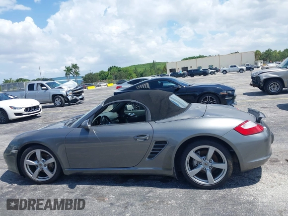 2007 Porsche Boxster z VIN WP0CA29877U710966, wystawiony jako IAAI lot #39794748 z przebiegiem 147 803 mil mil oraz . Historia ofert i sprzedaży dostępna na DreamBid. Obrazek 14.