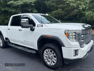2022 GMC Sierra 2500HD Denali z VIN 1GT49REY9NF104582, wystawiony jako Copart lot #61737975 z przebiegiem 93 026 mil mil oraz Czysty tytuł • Clean title. Historia ofert i sprzedaży dostępna na DreamBid. Obrazek 1.